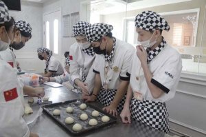 �������ɼ�һ�㣬��ôѡѧУ